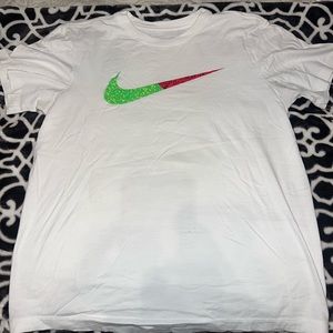 WHITE NIKE SHIRT W/ CHECK